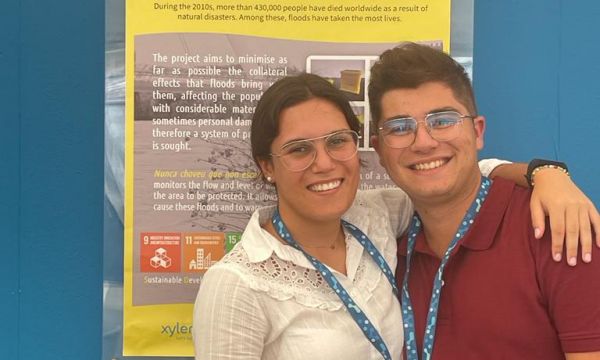 Esther and Diego, two finalist Makers of the Nobel Junior for Water
